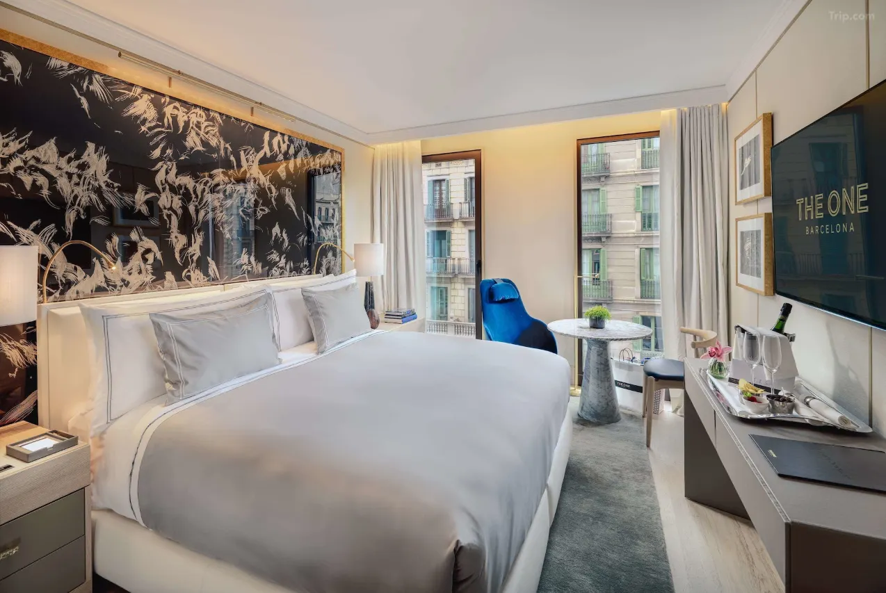 Deluxe Barcelona Room — Trip.com listing photograph